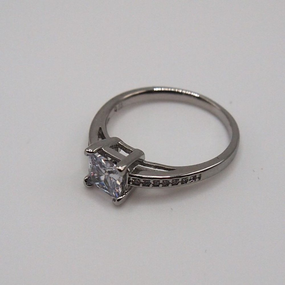 Stunning Princess Cut 1.00ctw Bridal Ring - Picture 7 of 9
